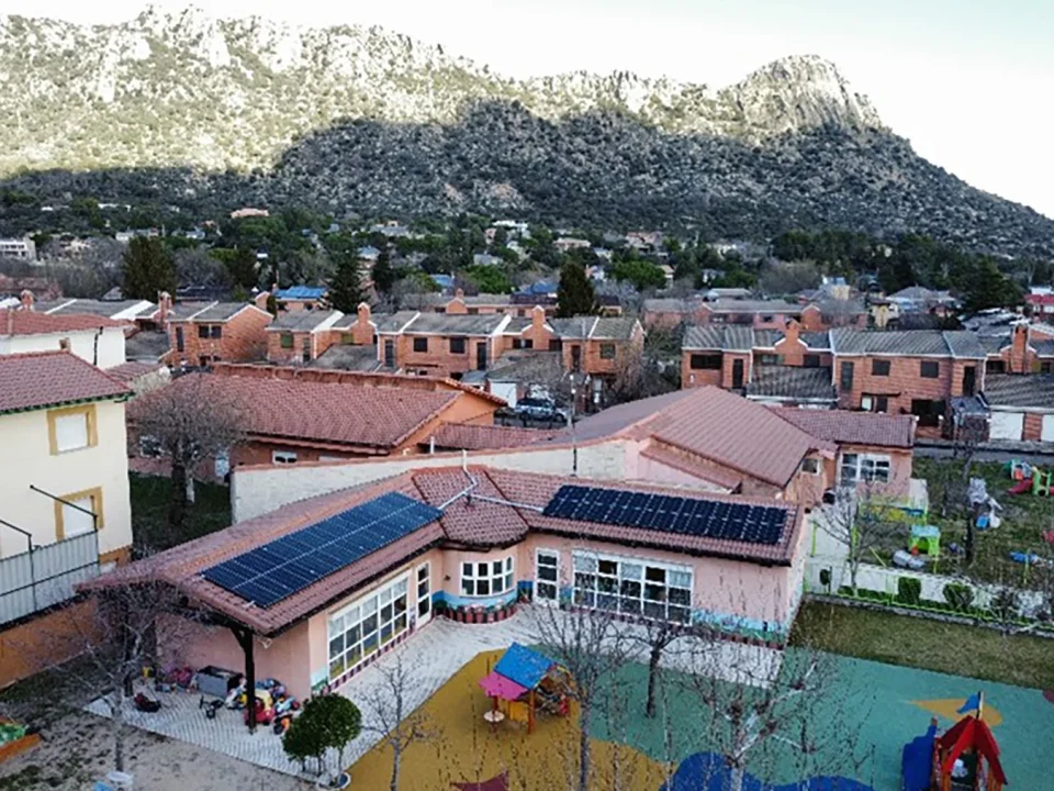 Instalación de placas fotovoltaicas en la Escuela Infantil de La Cabrera
