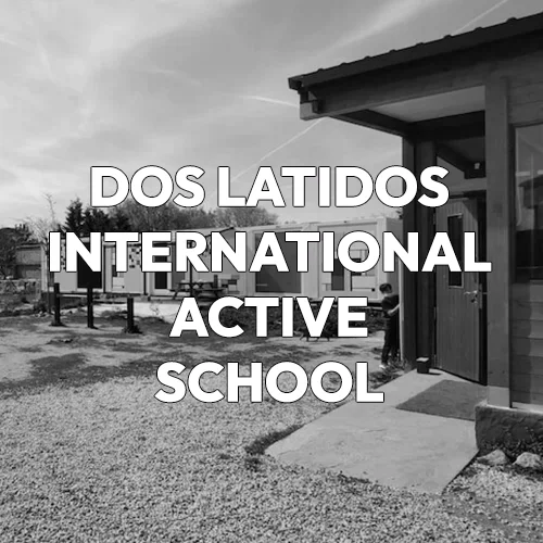 Dos Latidos International Active School blanco y negro