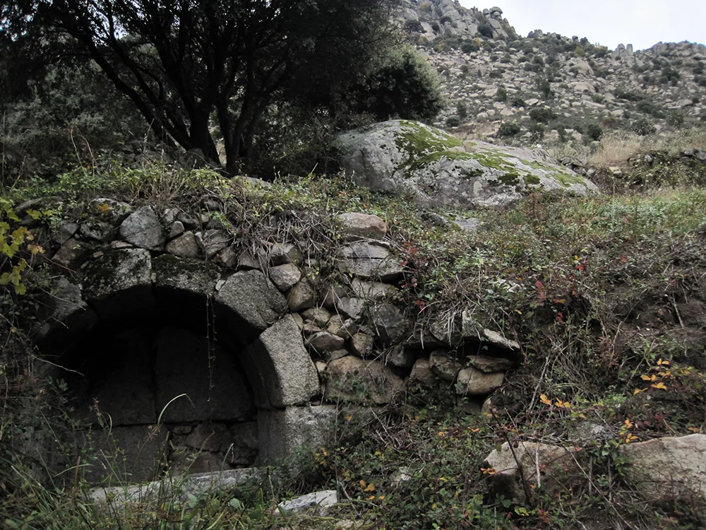 turismo_la_cabrera_fuente_egipciana_2